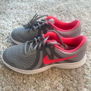 Nike Revolution 4 shoes (4y)